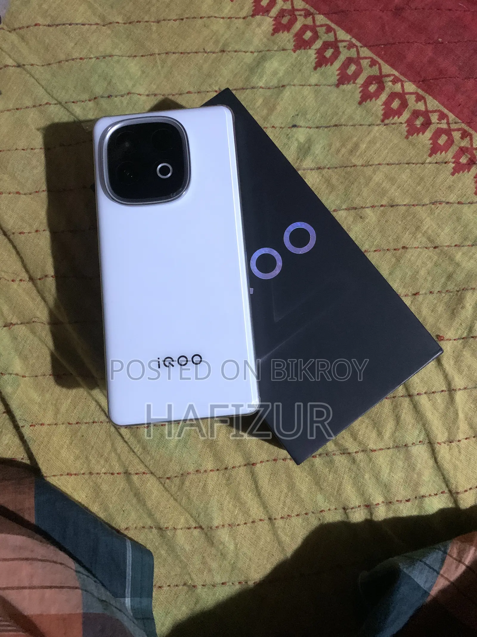 আইকিউওও ২৫৬ জিবি হোয়াইট