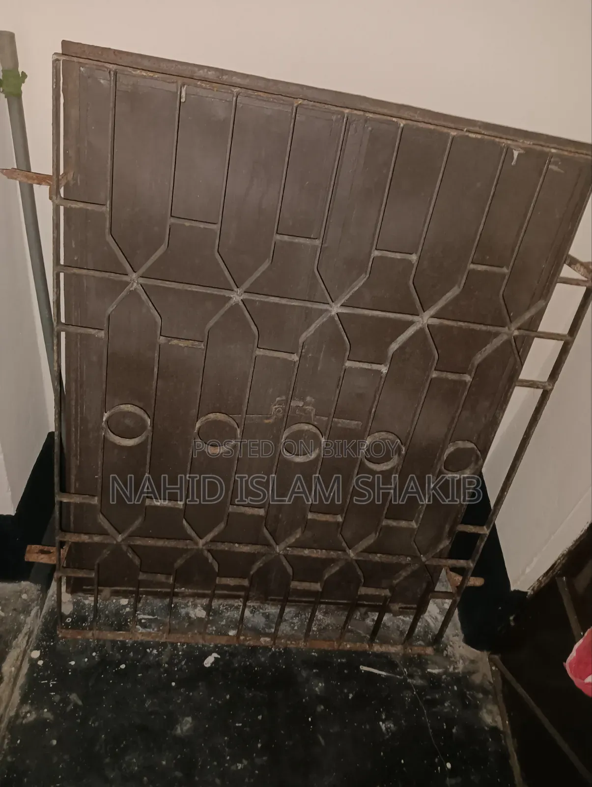 লোহার মজবুত জানালা
