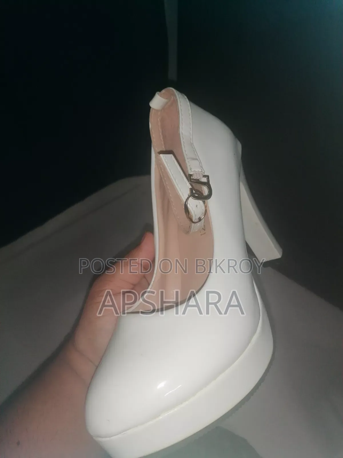 New সাদা লেদার হাই-হিল পাম্প