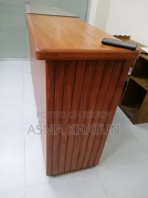কাঠের কাউন্টার টেবিল