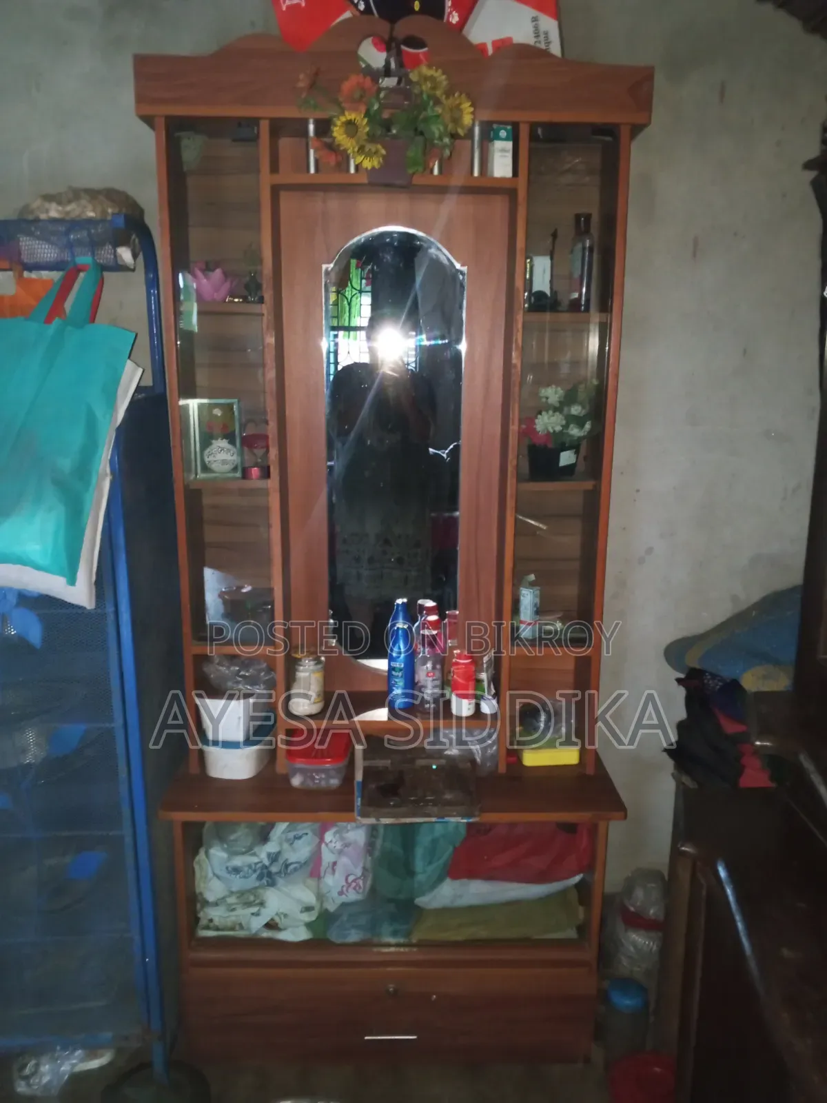 A dressing table will be sold, it is fully fresh, inbox if you want to take it