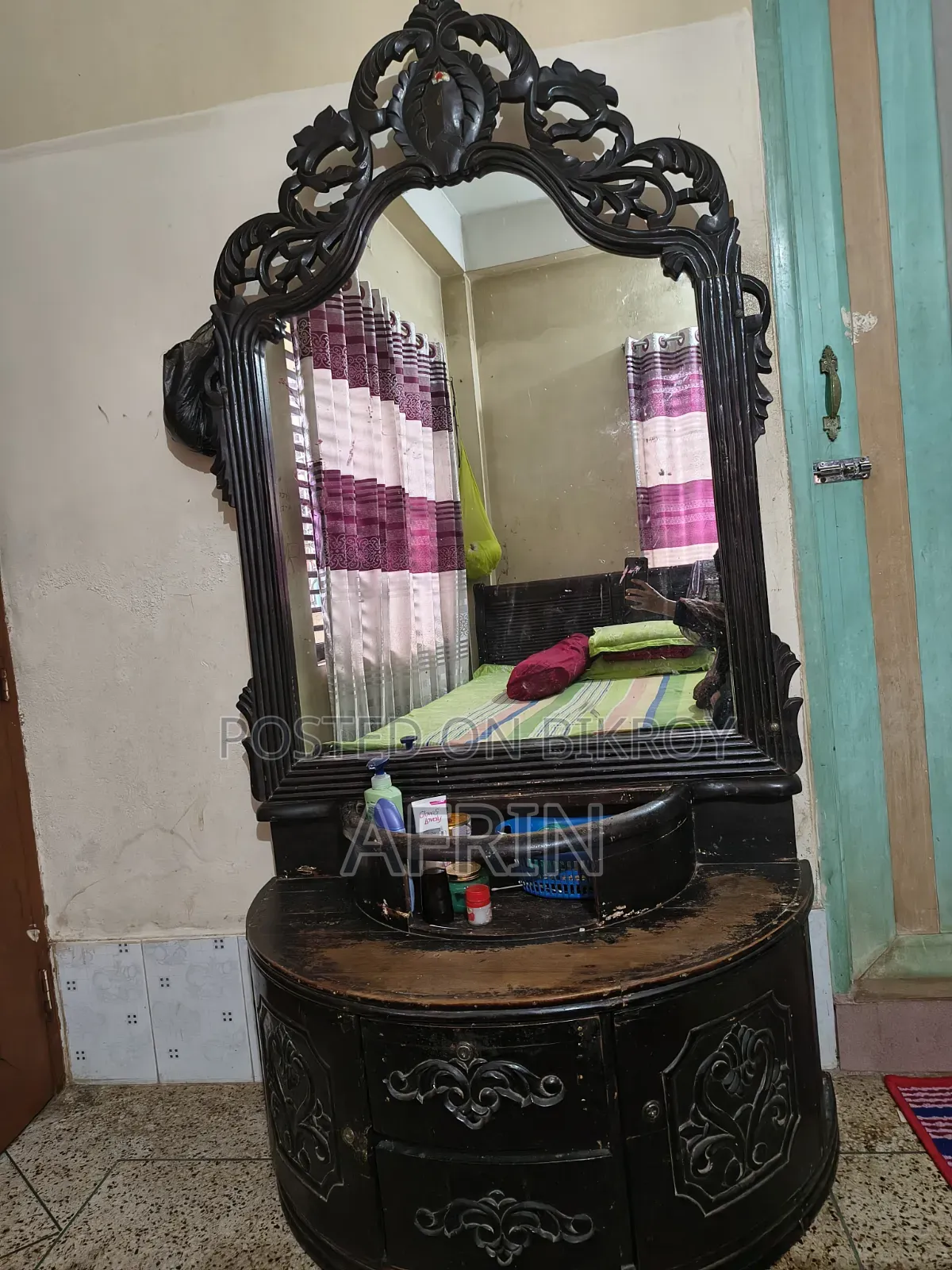 ড্রেসিং টেবিল