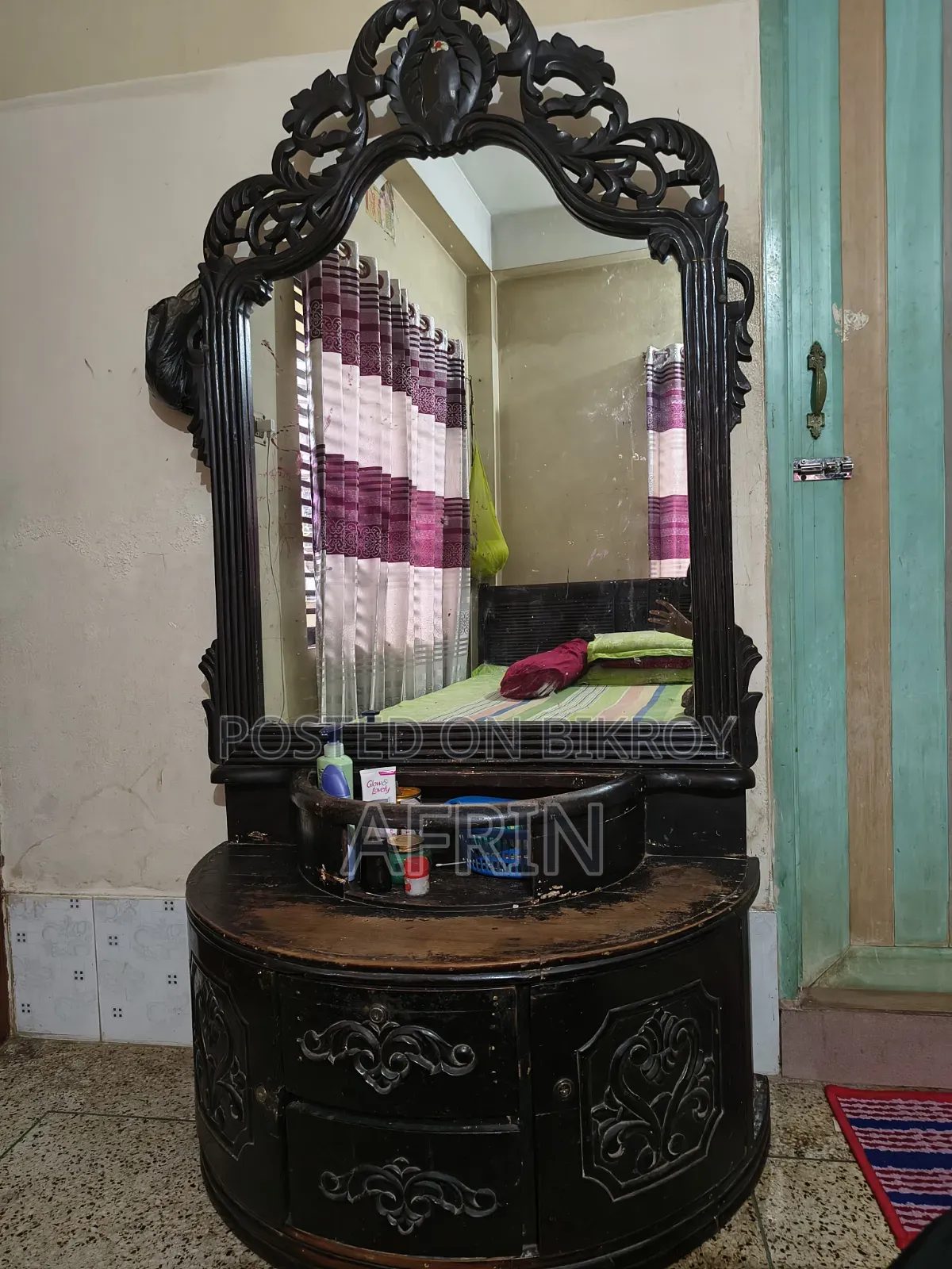 ড্রেসিং টেবিল