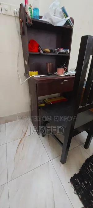 পড়ার টেবিল, চেয়ার এবং আলমারি