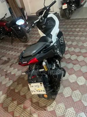 ইয়ামাহা ২০২১ সাদা