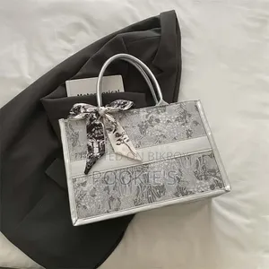 লার্জ ক্যাপাসিটি এমব্রয়ডারিড টোট ব্যাগ