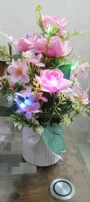 আকর্ষণীয় ফুলের টব লাইটিং সহ