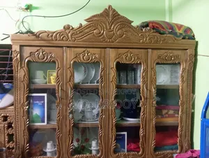 চারপাট ওয়ালা একটি শোকেস বিক্রি হবে অরজিনাল আকাশমনি খাট দিয়ে বানানো