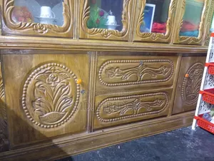 চারপাট ওয়ালা একটি শোকেস বিক্রি হবে অরজিনাল আকাশমনি খাট দিয়ে বানানো