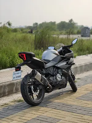 সিএফমটো ৩০০এসআর ২০২৫ কালো