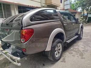 মিতসুবিশি এল২০০ ২০১০ গ্রে
