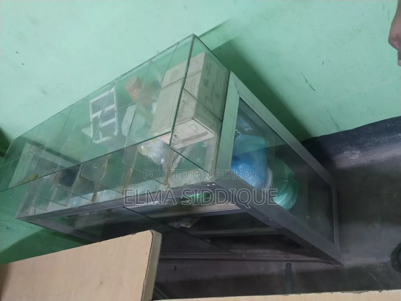 দোকানের চকলেট বিস্কিট ডিসপ্লে শোকেস