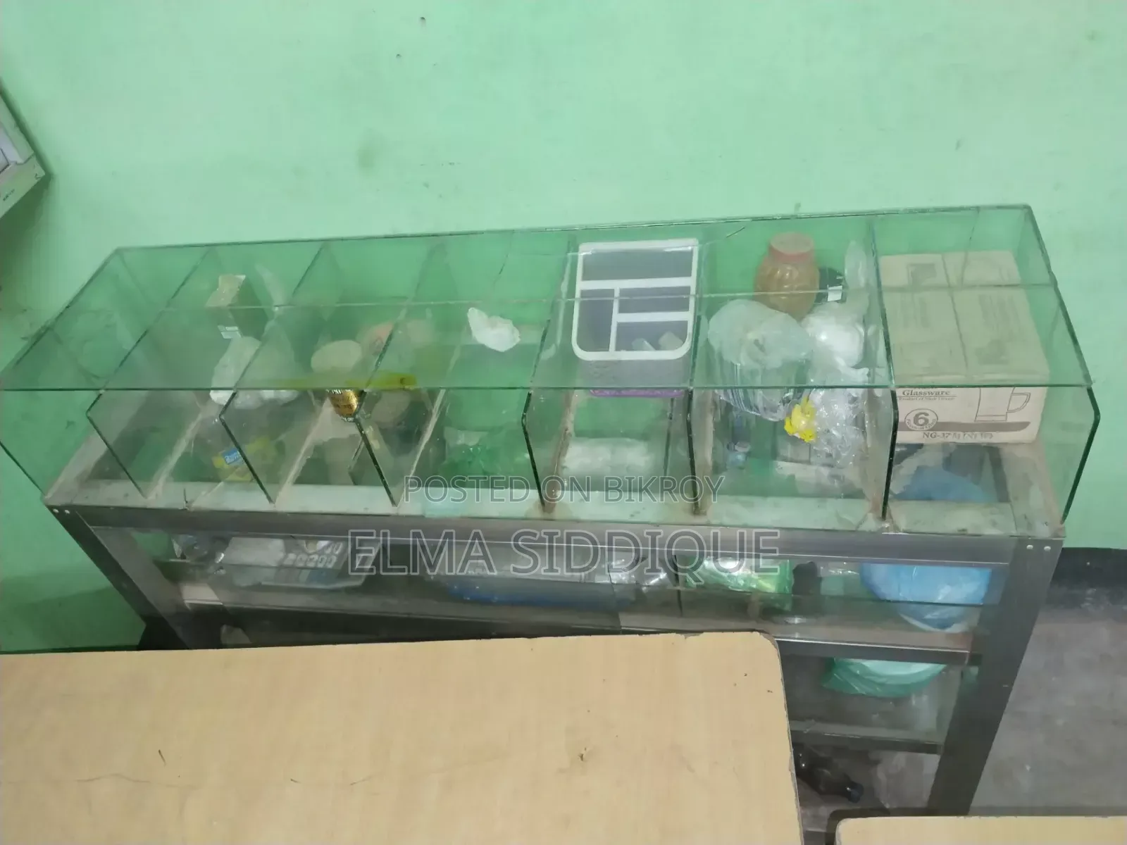 দোকানের চকলেট বিস্কিট ডিসপ্লে শোকেস