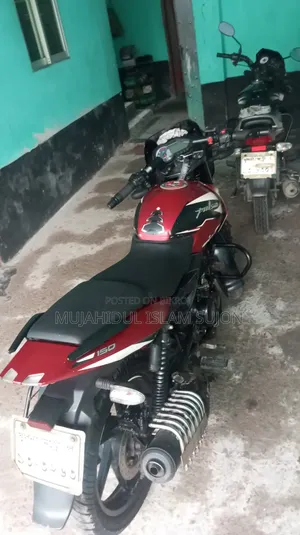 বাজাজ পালসার ১৫০ ২০২১ লাল