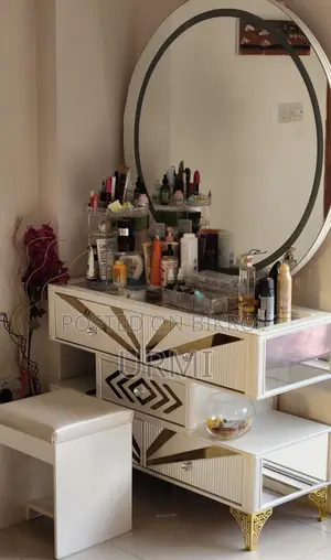 সাদা আধুনিক ড্রেসিং টেবিল মিরর লাইট সহ