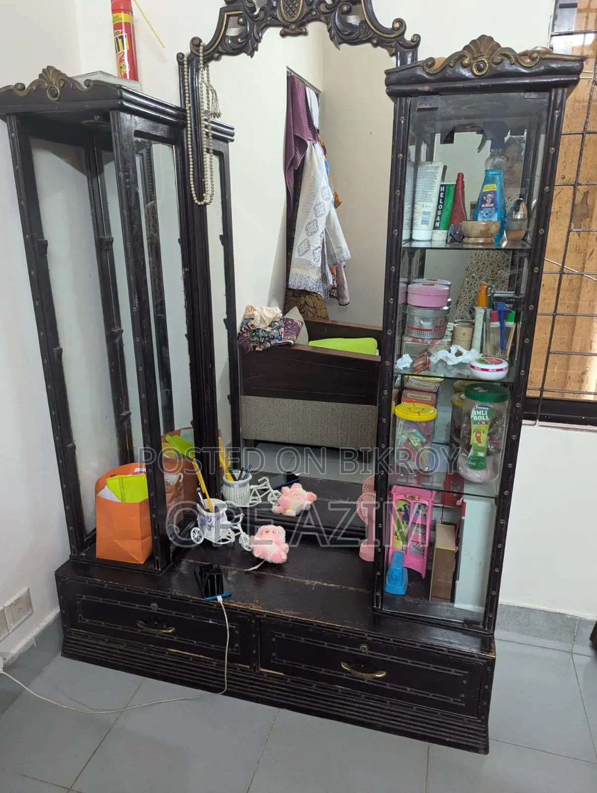 ড্রেসিং টেবিল