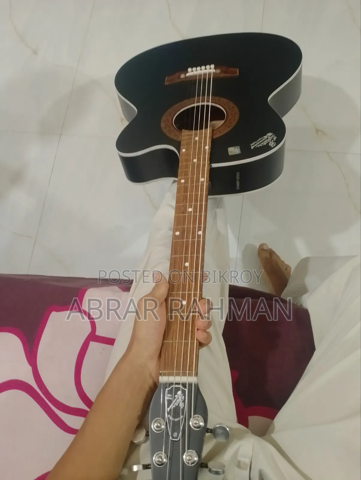 সিগনেচার অ্যাকোস্টিক গিটার
