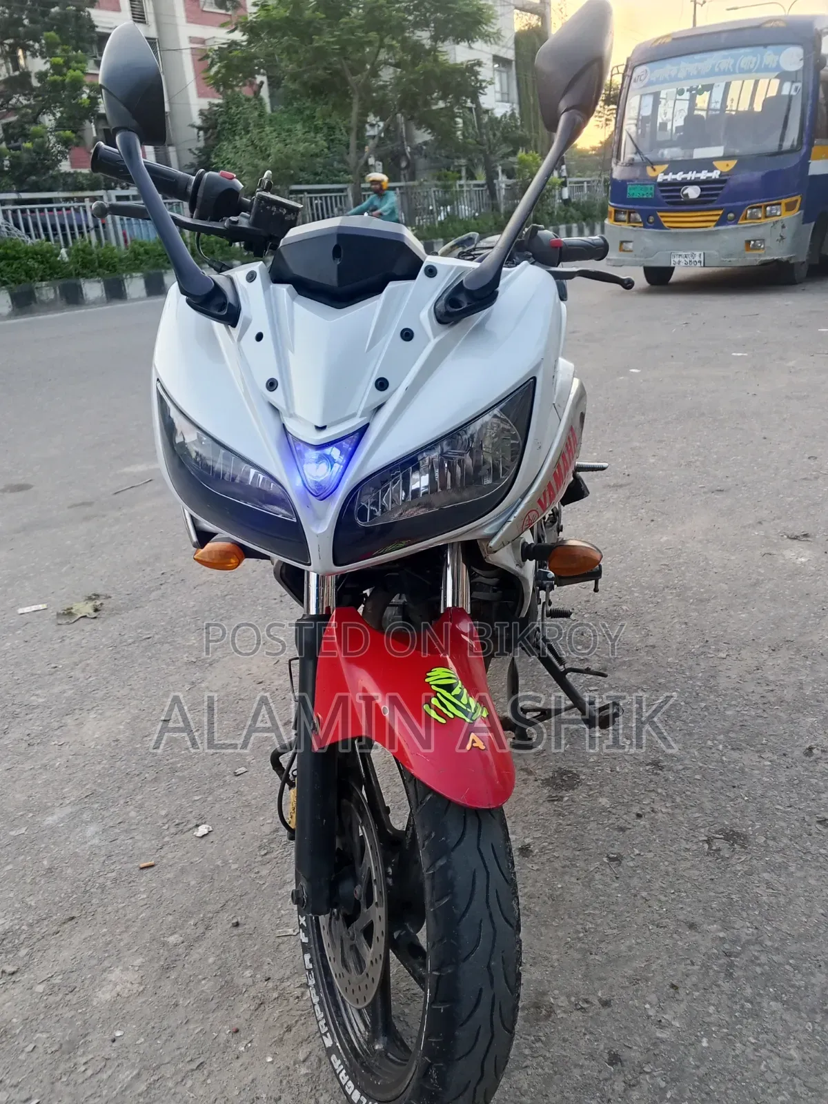 ইয়ামাহা ২০১৫ সাদা