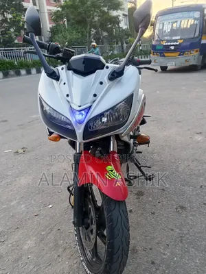 ইয়ামাহা ২০১৫ সাদা
