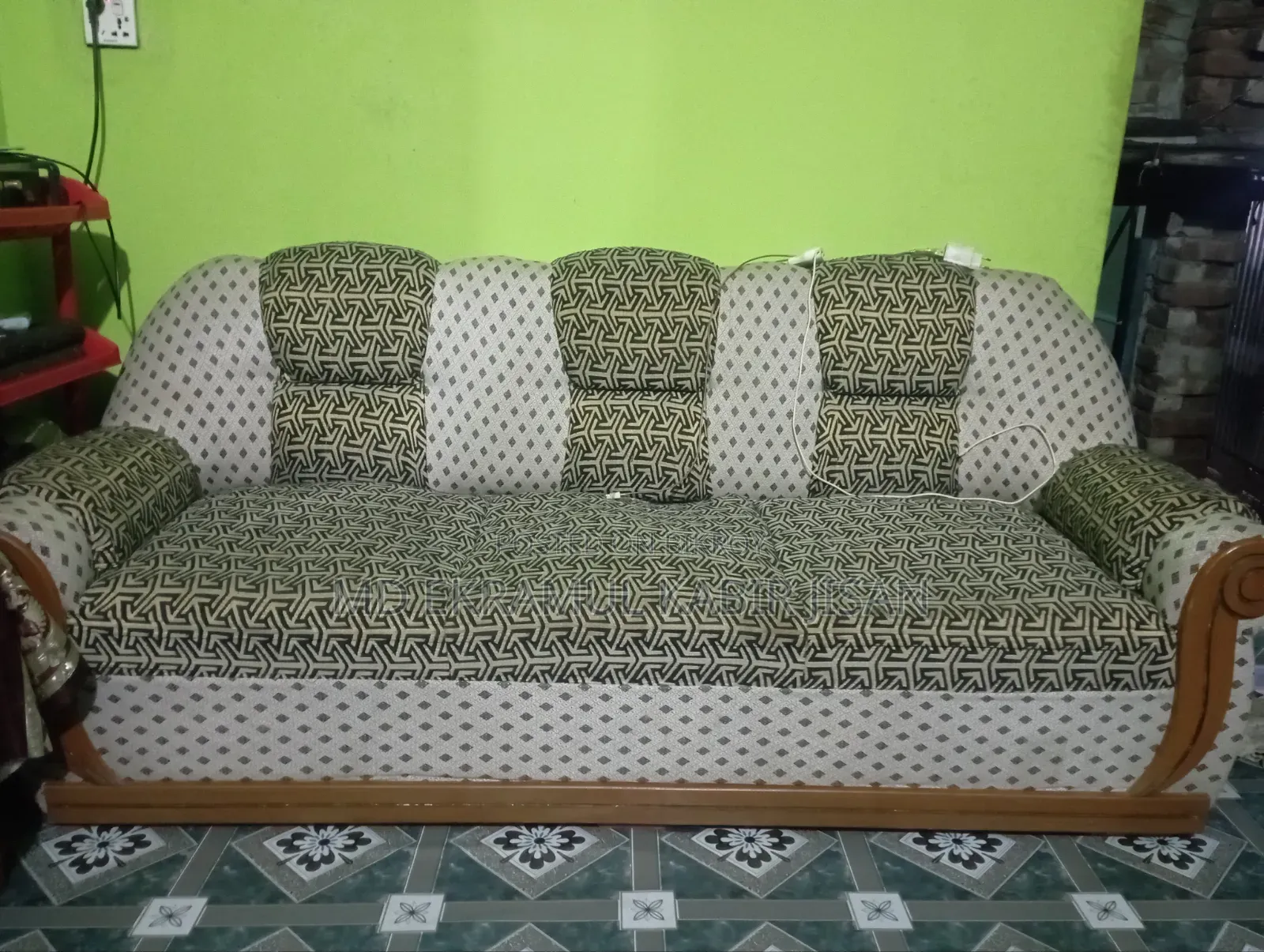 তিন সিটের সোফা