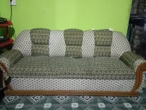 তিন সিটের সোফা