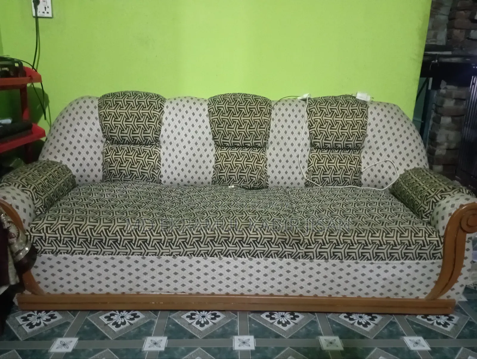 তিন সিটের সোফা