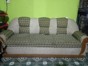 তিন সিটের সোফা