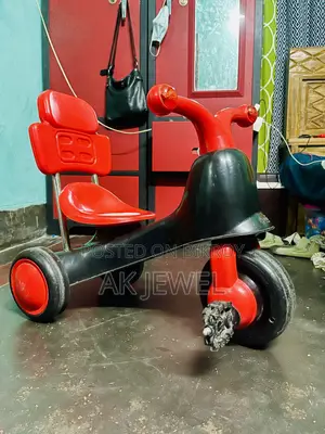 শিশুদের ট্রাইসাইকেল — লাল-কালো; সাথে আছে মিউজিক ও লাইটের সুবিধা।