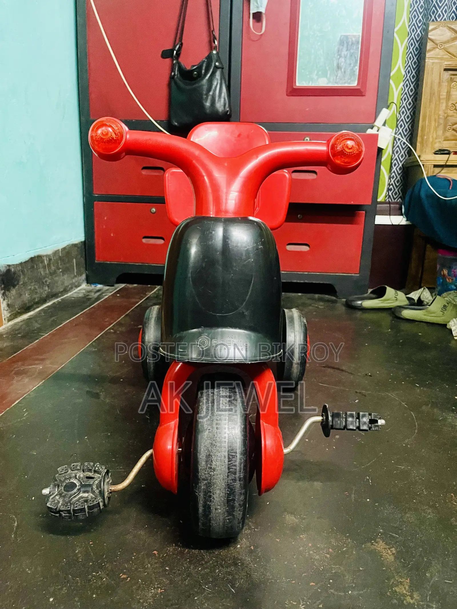 শিশুদের ট্রাইসাইকেল — লাল-কালো; সাথে আছে মিউজিক ও লাইটের সুবিধা।