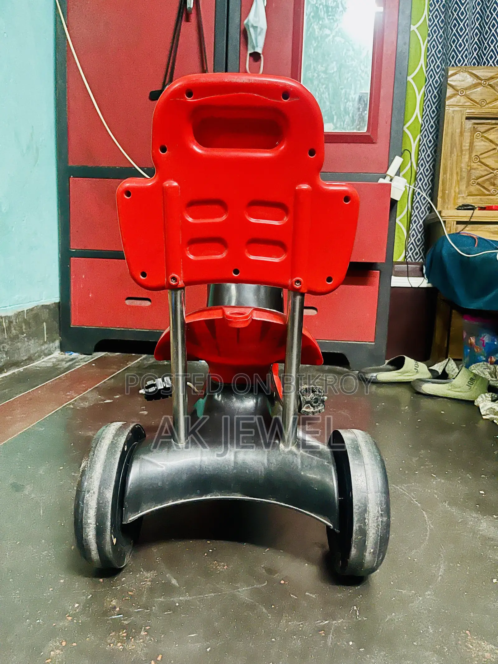 শিশুদের ট্রাইসাইকেল — লাল-কালো; সাথে আছে মিউজিক ও লাইটের সুবিধা।