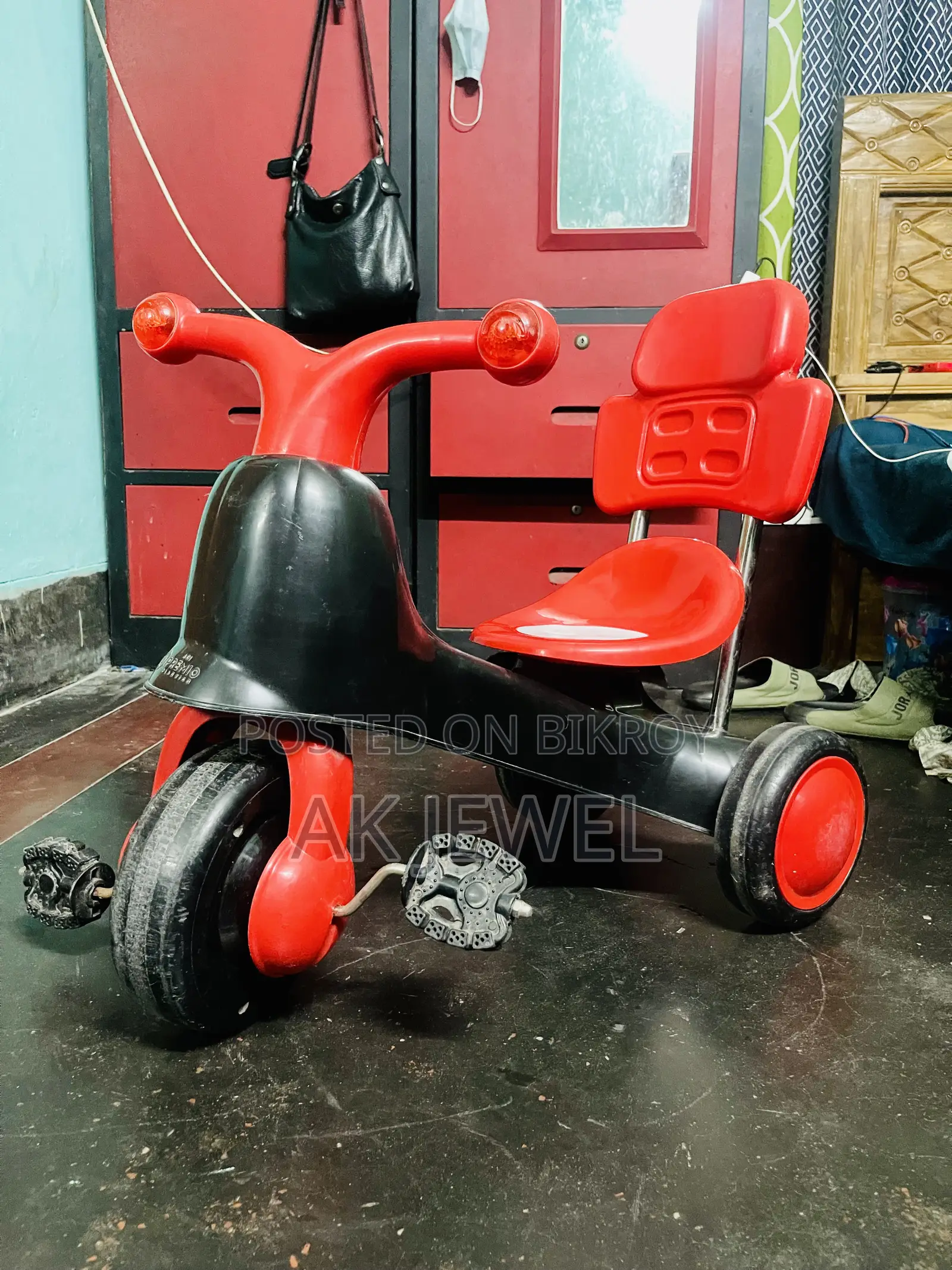 শিশুদের ট্রাইসাইকেল — লাল-কালো; সাথে আছে মিউজিক ও লাইটের সুবিধা।