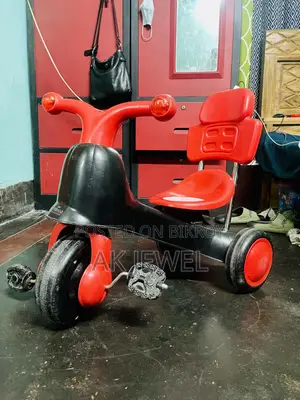 শিশুদের ট্রাইসাইকেল — লাল-কালো; সাথে আছে মিউজিক ও লাইটের সুবিধা।