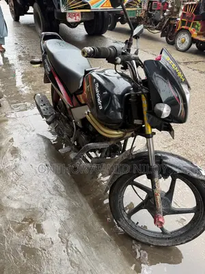 মহিন্দ্রা সেঞ্চুরো ২০১৬ ব্ল্যাক