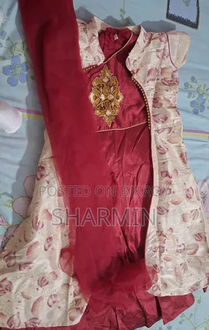 কোট সহ লাল গাউন