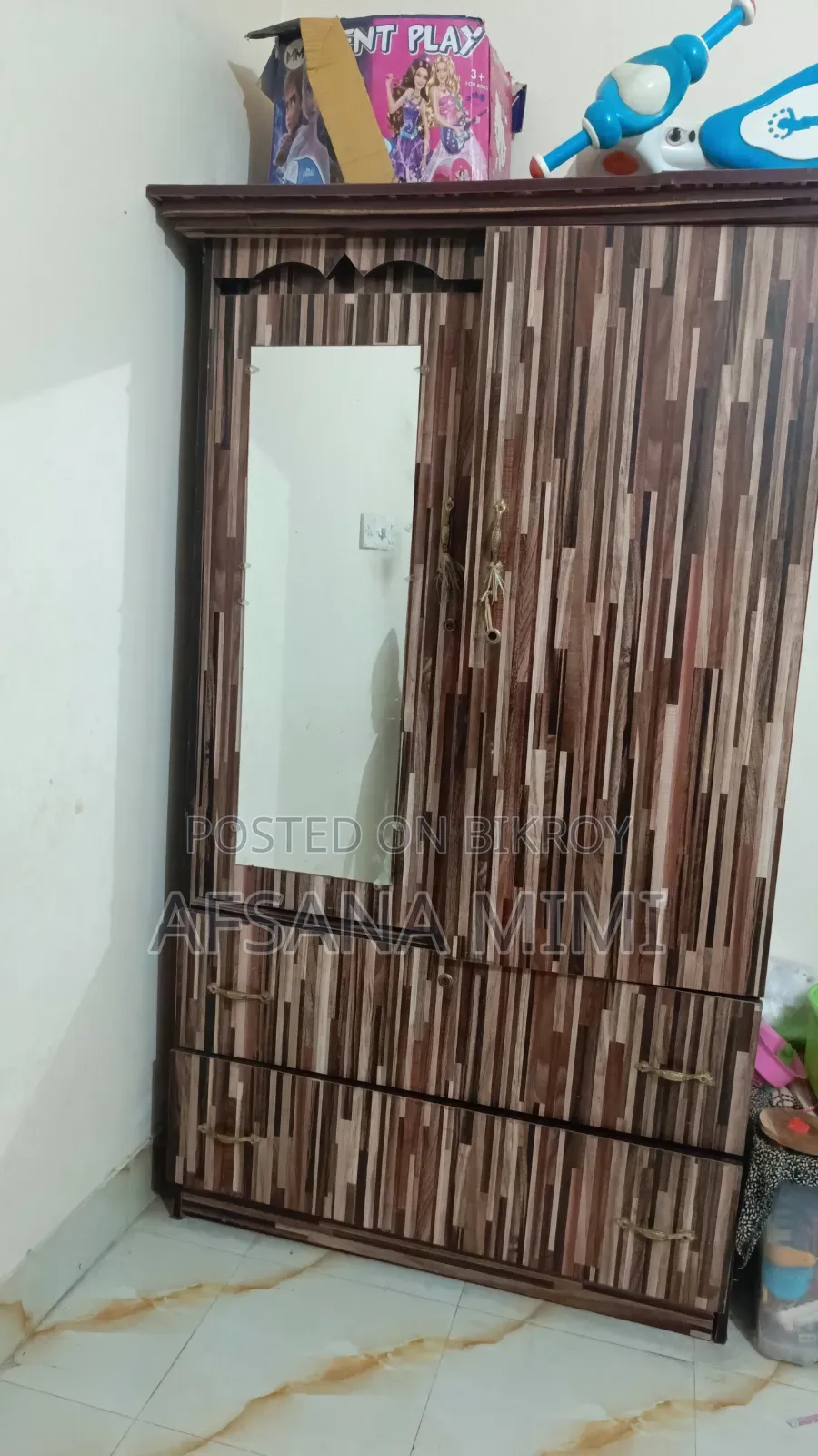 অপ্রয়োজনীয় আসবাবপত্র