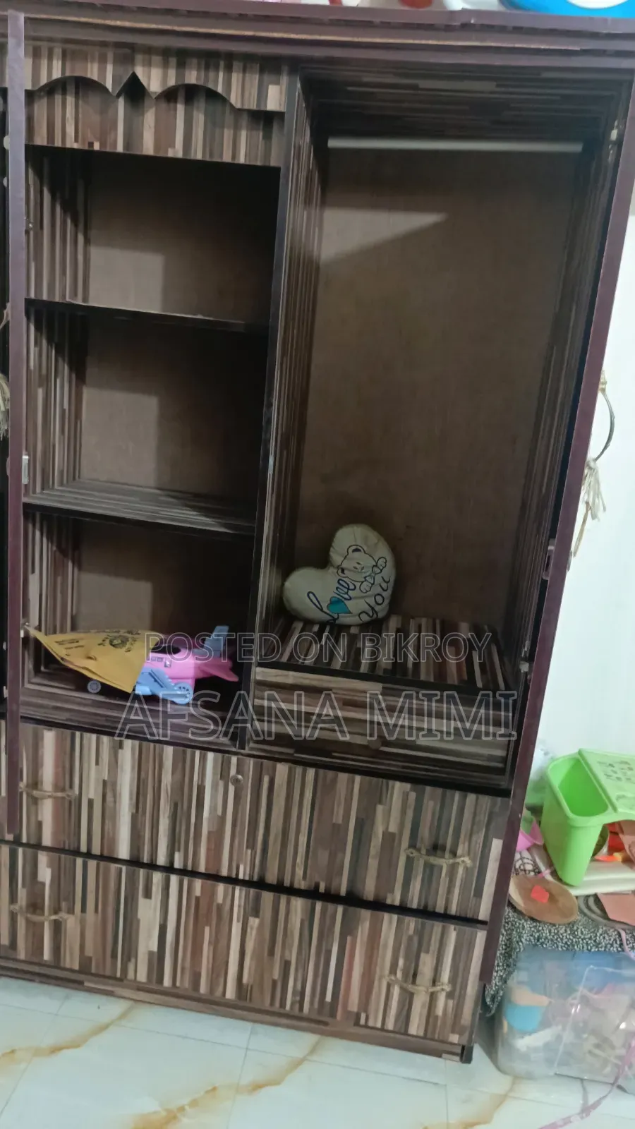 অপ্রয়োজনীয় আসবাবপত্র