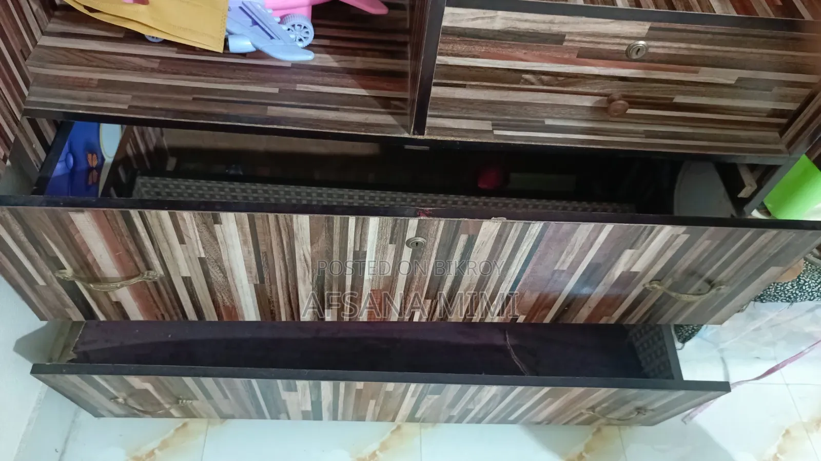 অপ্রয়োজনীয় আসবাবপত্র