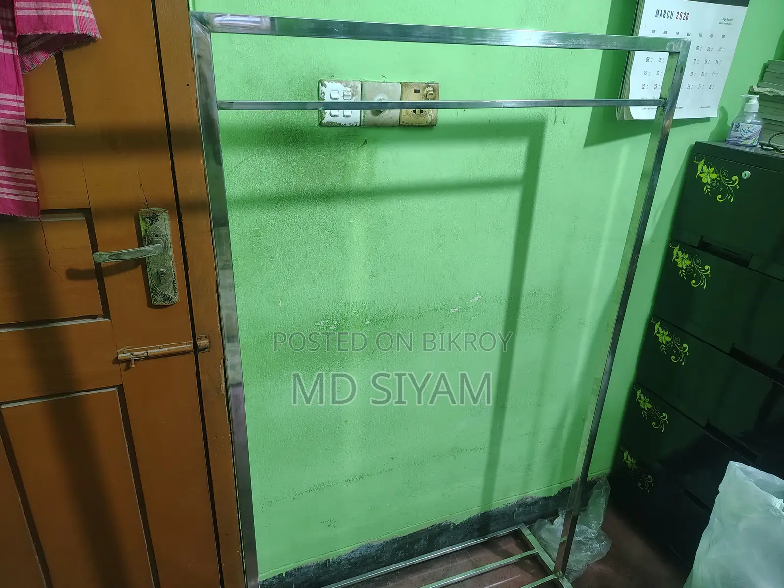 মাত্র ২ সপ্তাহ ব্যবহৃত কাপড়ের হ্যাঙ্গার