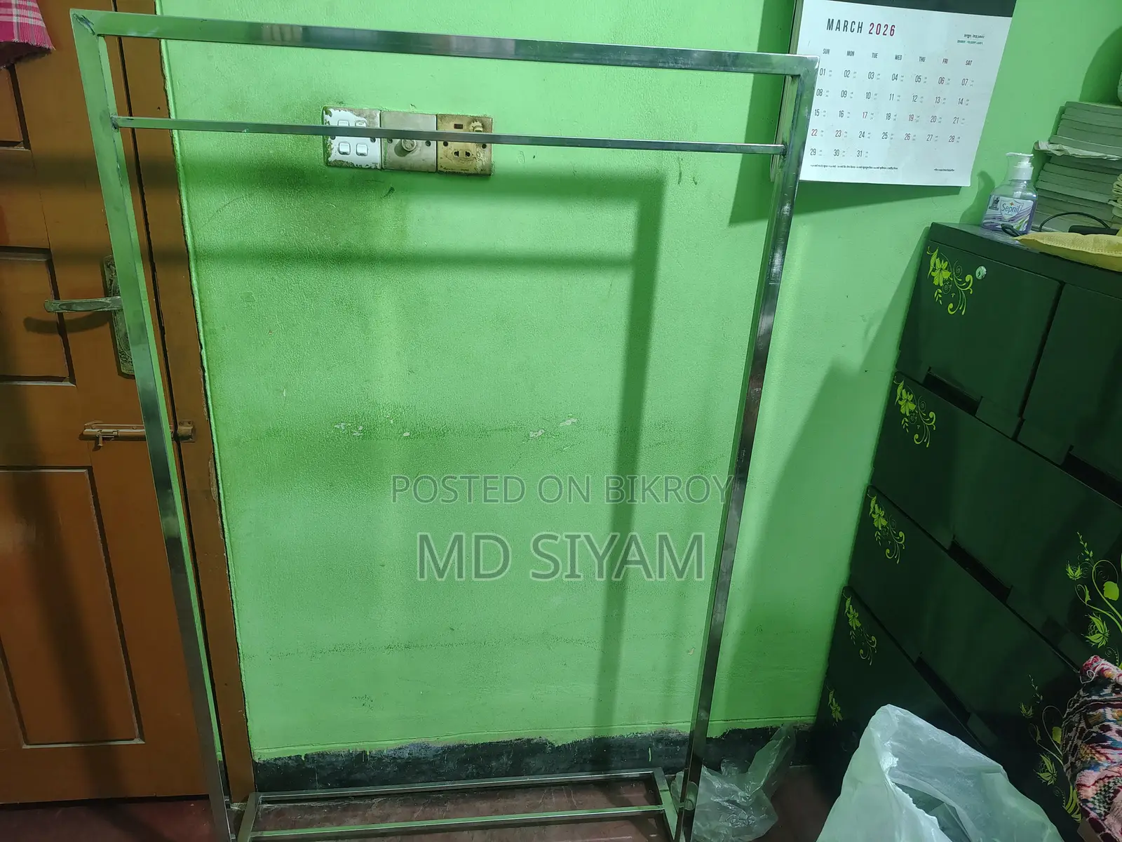 মাত্র ২ সপ্তাহ ব্যবহৃত কাপড়ের হ্যাঙ্গার