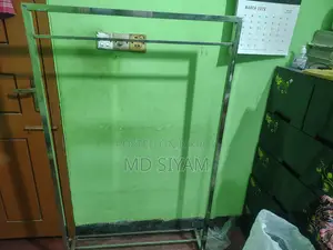 মাত্র ২ সপ্তাহ ব্যবহৃত কাপড়ের হ্যাঙ্গার