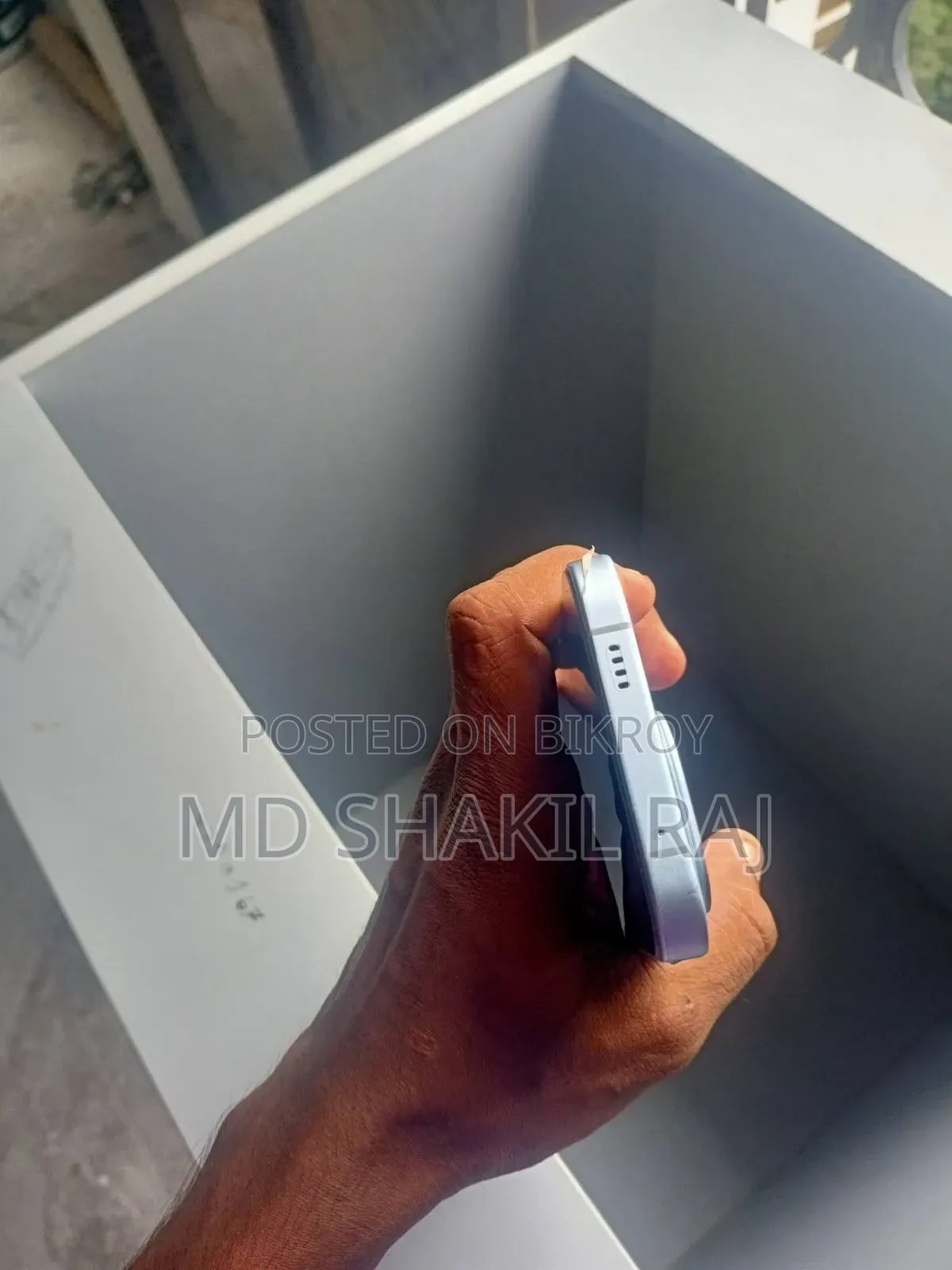 আইকিউওও ১১ ২৫৬ জিবি সাদা