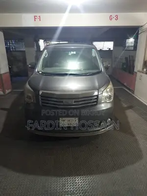 Toyota Noah 2.0 158hp FWD (7 Seater) 2012 Gray