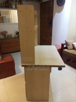 পড়ার টেবিল