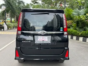 টয়োটা নোহা ২০১৫ কালো