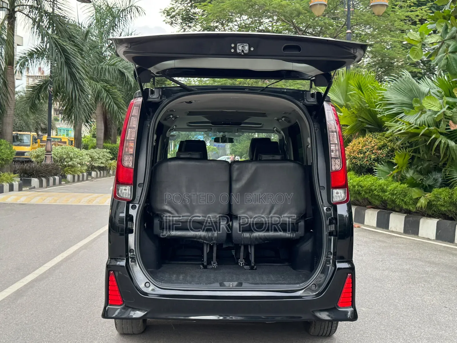 টয়োটা নোহা ২০১৫ কালো