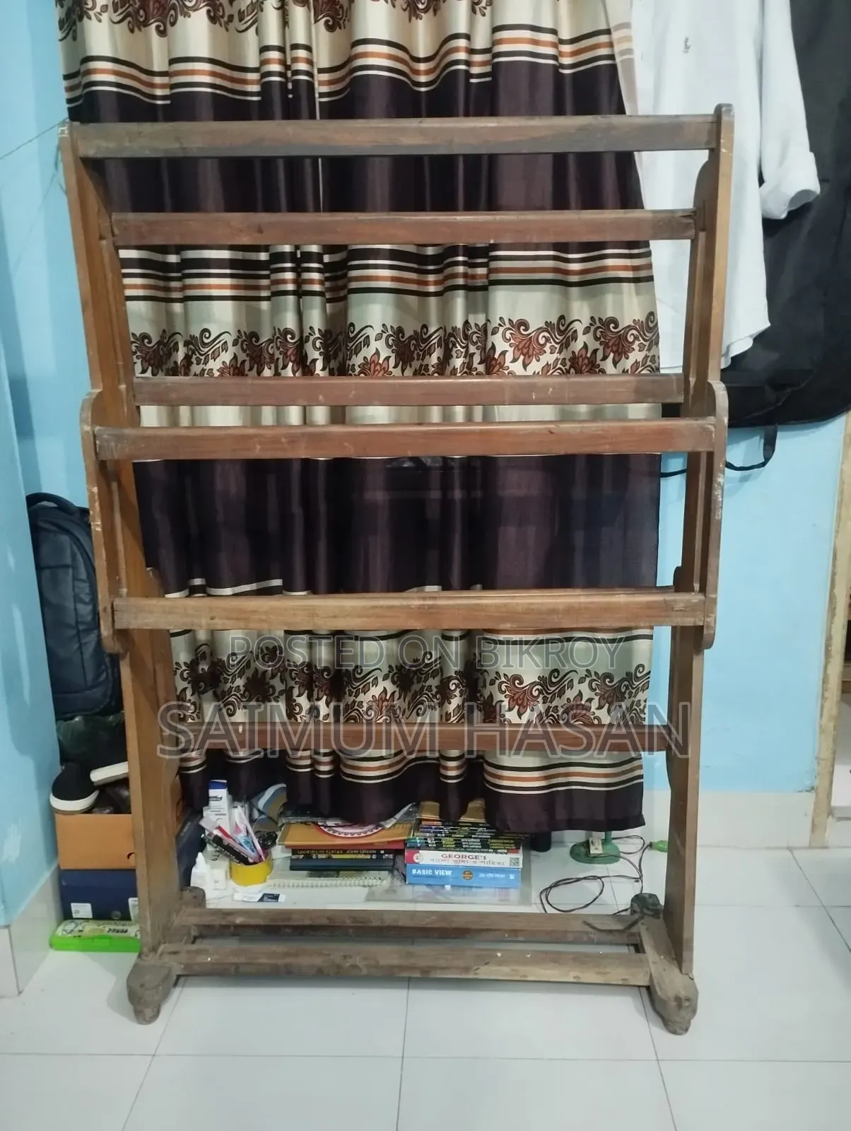কাঁঠাল কাঠের তৈরি একটি আলনা বিক্রি হবে