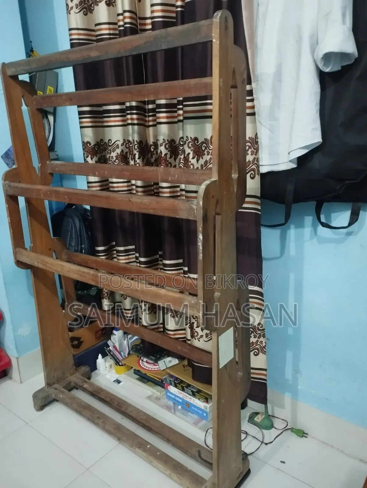 কাঁঠাল কাঠের তৈরি একটি আলনা বিক্রি হবে