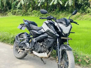 বাজাজ পালসার এনএস ১৬০ ২০১৮ সাদা