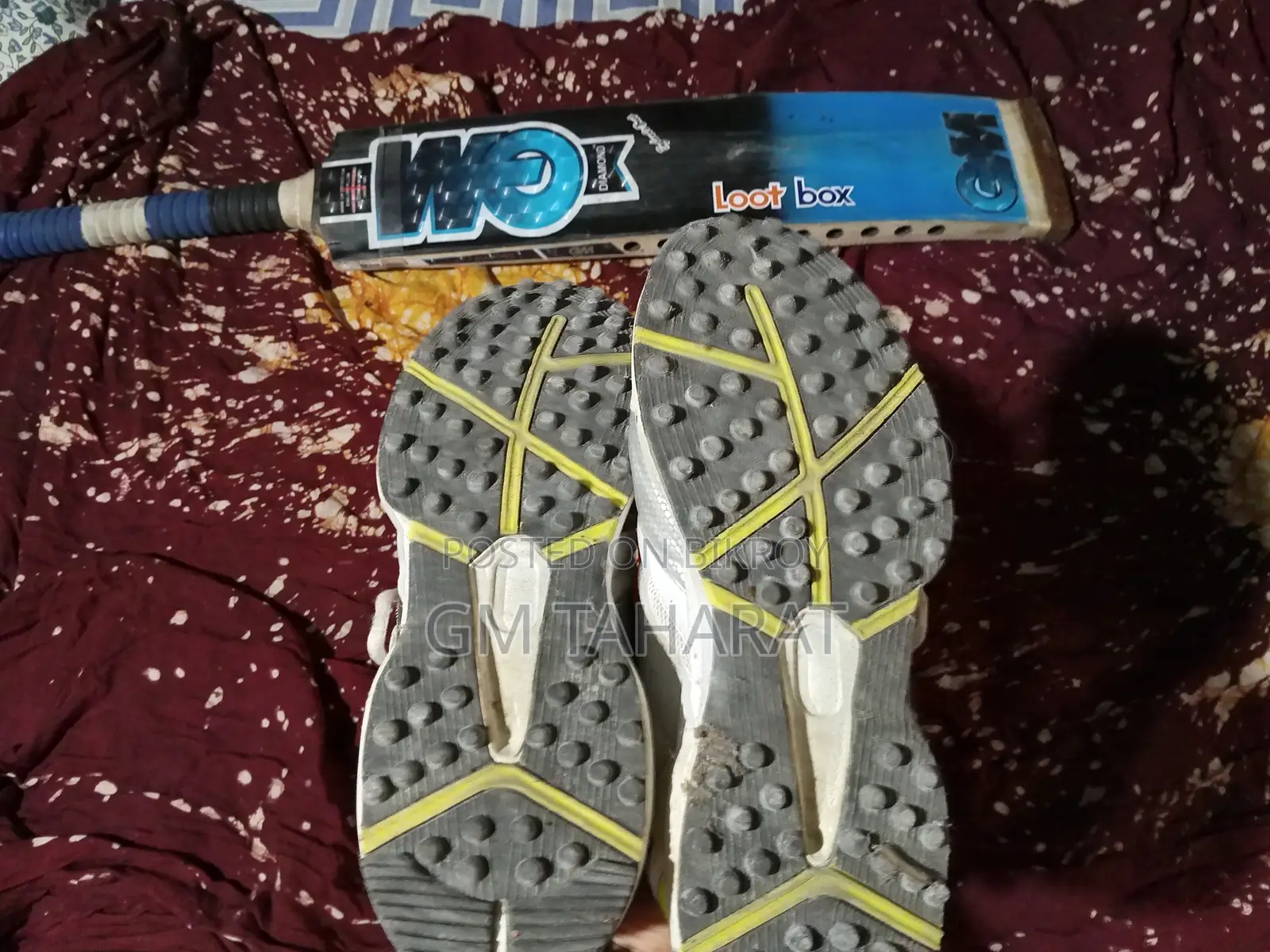 স্পোর্টস জুতো এবং ব্যাট