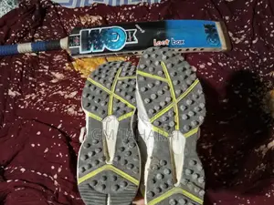 স্পোর্টস জুতো এবং ব্যাট